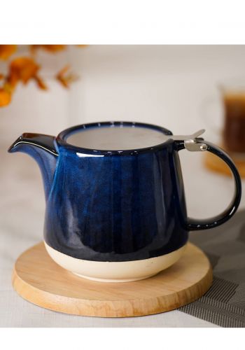 ابريق شاي مع غطاء معدني
