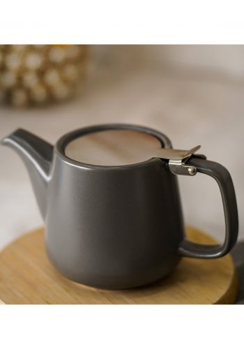 ابريق شاي مع غطاء معدني